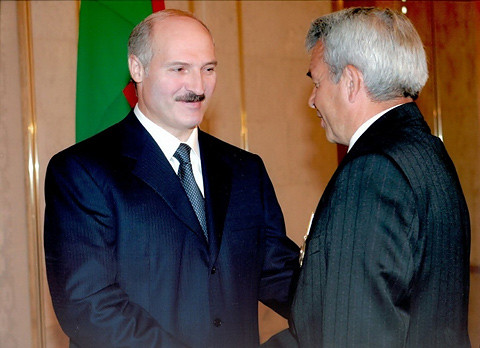 Президент Республики Беларусь Лукашенко А.Г. вручает секретарю Центральной комиссии Лозовику Н.И. орден Почета