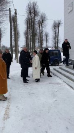 Председатель Центризбиркома Игорь Карпенко традиционно в преддверии Нового года привез в Кривичи праздник. По стране идет благотворительная акция «Наши дети».