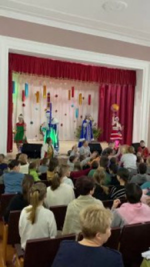 Председатель Центризбиркома Игорь Карпенко традиционно в преддверии Нового года привез в Кривичи праздник. По стране идет благотворительная акция «Наши дети».