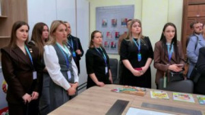 На базе ЦИК Беларуси прошла тематическая секция «Правовая перезагрузка: что надо знать сегодня».
Участники республиканского проекта «Минск – молодежная столица 2026» познакомились с историей развития избирательной системы Республики Беларусь. В ходе встречи с секретарем ЦИК Еленой Балдовской в формате "вопрос - ответ" молодежь изучила особенности избрания Президента Республики Беларусь, делегатов ВНС и депутатов.
Наиболее активные участники получили памятные призы.