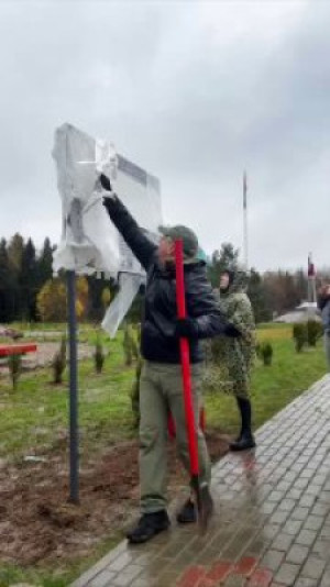 На высшей точке страны - горе Дзержинской - установлен информационный стенд, который познакомит всех гостей с историей возникновения этого места и расскажет о самых больших солнечных часах, установленных на горе.